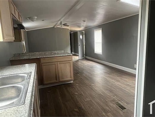 5th image of 137 Suzanne Ln