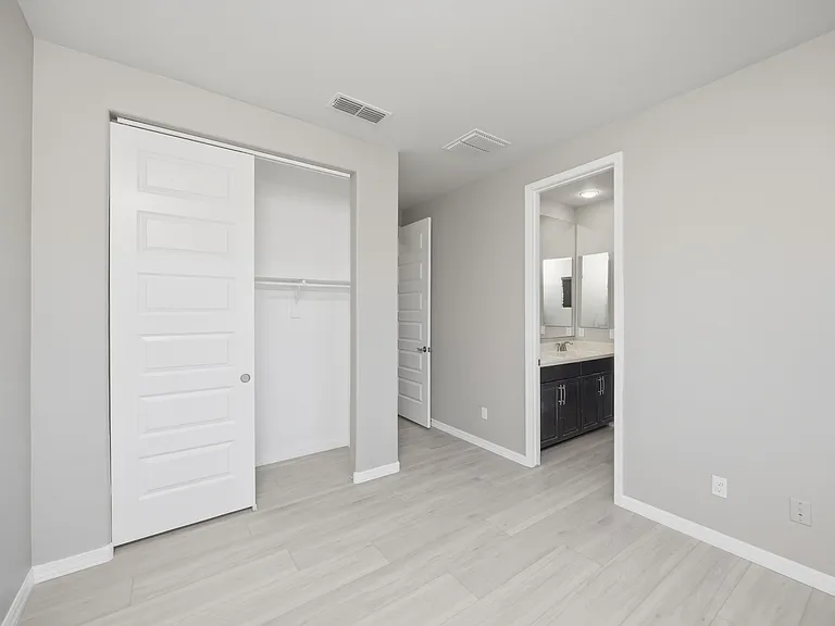 1039 E Boston St — Photo 23