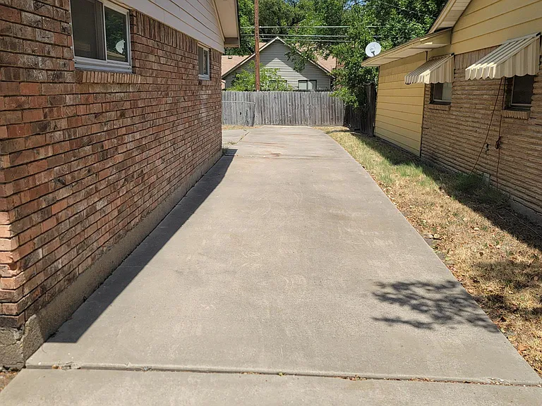 1621 Finley Rd — Photo 2