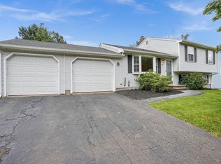 50 Robertson Dr, Hamden, CT 06518