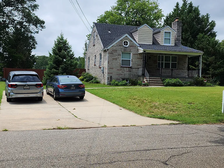 1207 Meadow View Rd — Photo 2