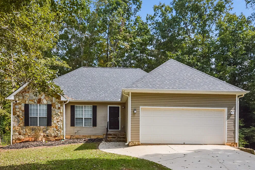 3 bed, 2.0 bath, 1552 sqft, $2,560 — Photo 1