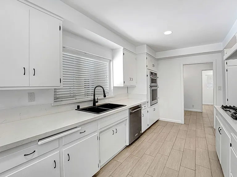 555 Amalfi Dr — Photo 6