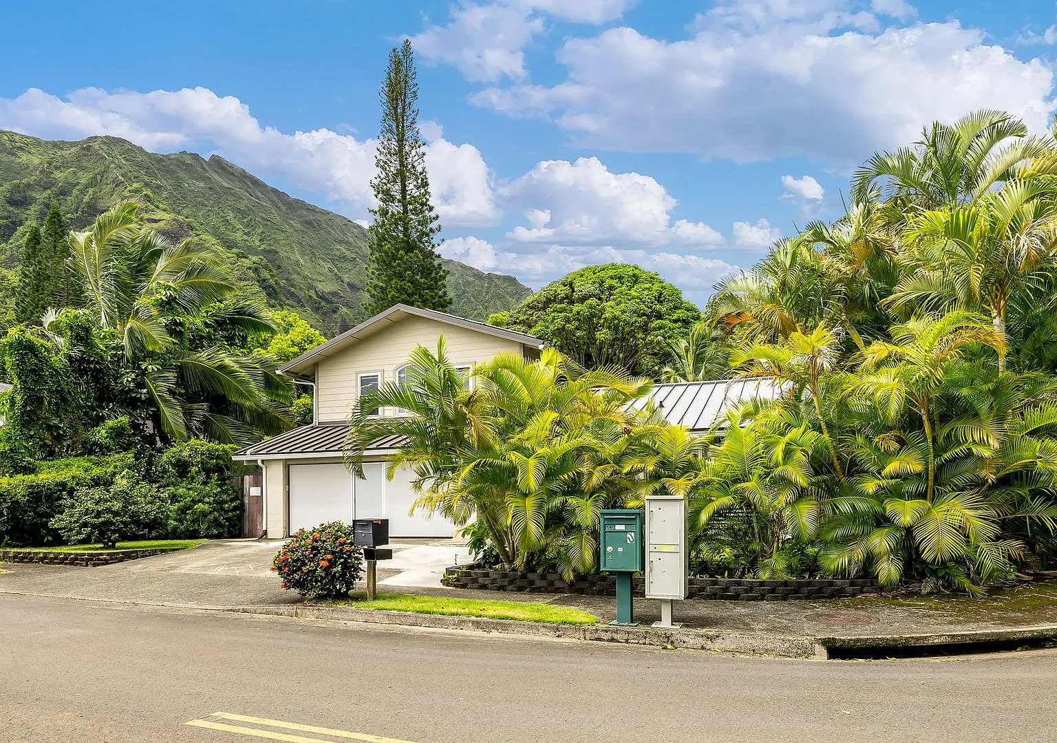 Beautiful Kaneohe 4-Bedroom Home w/ Backyard Oasis Available 10/1/26 — Photo 4