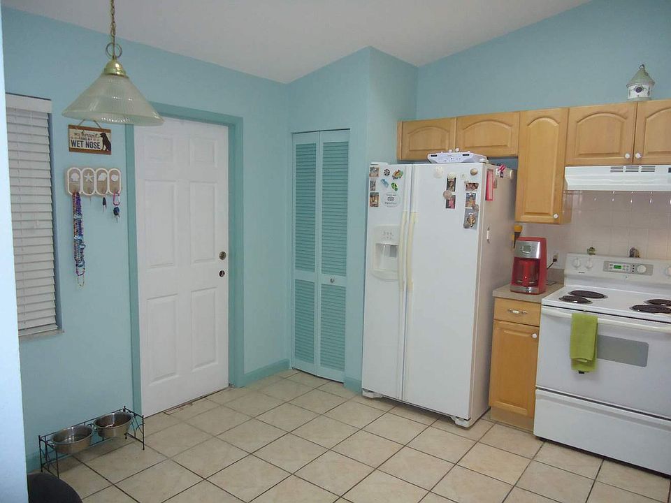Kitchen w/Garage access