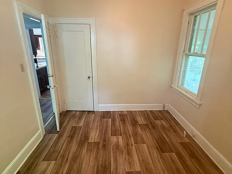 2115 Burdett Ave — Photo 8