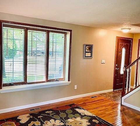 5th image of 820 Glencairn Ln