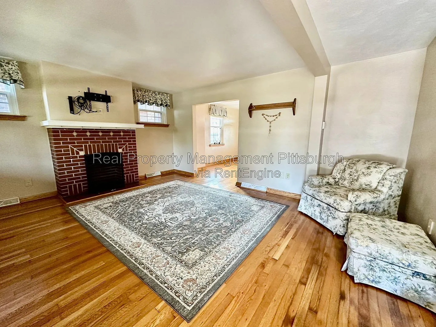 3 bed, 2.0 bath, 1292 sqft, $2,295 — Photo 2