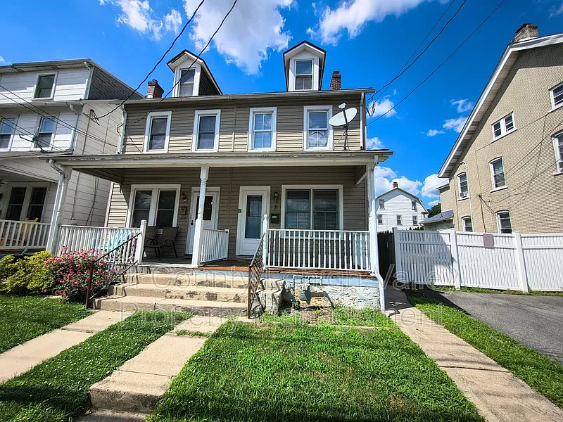 3 bed, 1.5 bath, 1045 sqft, $1,995 — Photo 1