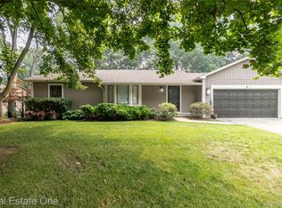 3190 Kenicott Dr, Commerce Township, MI 48390