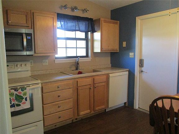 3rd image of 1017 Embassy Dr