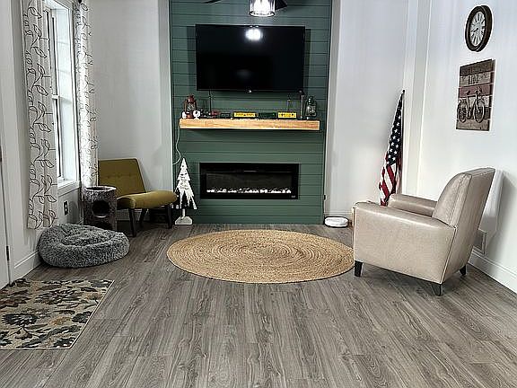 Living Room-24'x14' (approx)