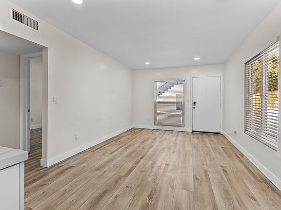 4th image of 2918 Dickens St #2928