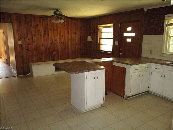 3rd image of 811 Oakwood Dr
