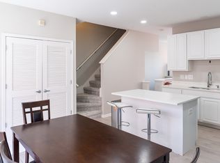 706 W Evergreen Ave, Chicago, IL 60610