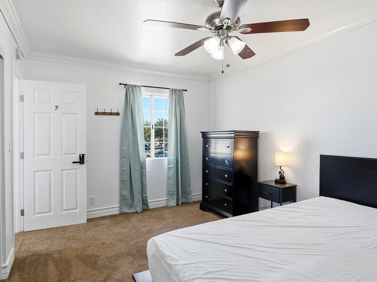 4 bed, 3.0 bath, 2003 sqft, $1,412 — Photo 1