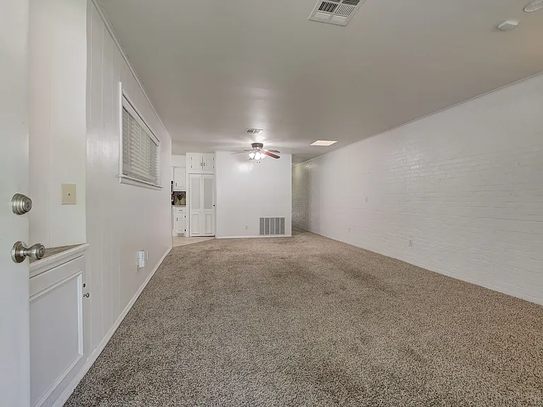 4618 N Harvey Pkwy — Photo 2