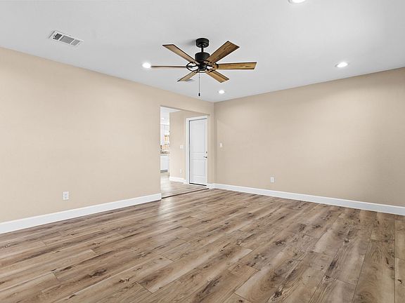 3rd image of 209 W Victory Ave
