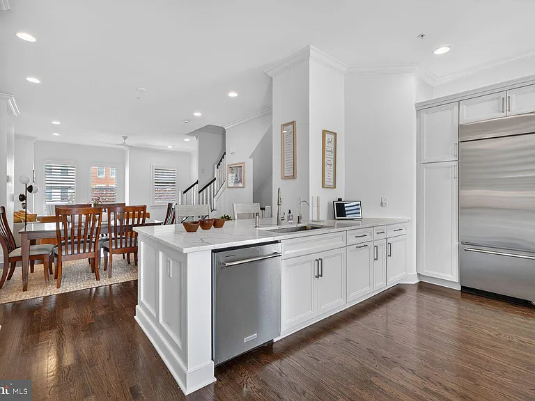 619 E Custis Ave — Photo 13