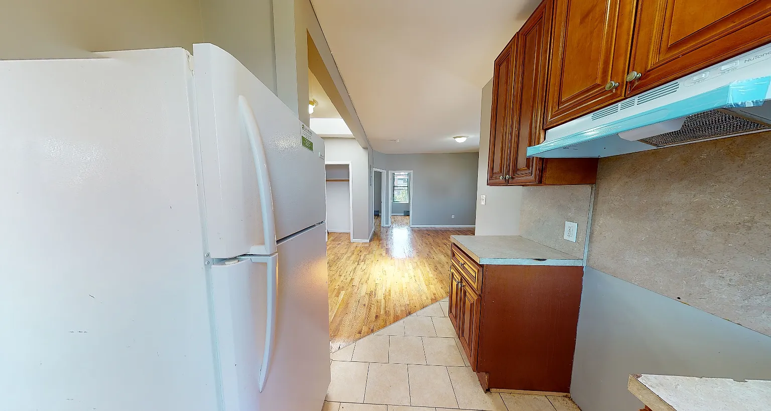 3 bed, 1000 sqft, $3,811 — Photo 3