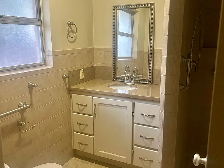 1135 Parkwood Pl — Photo 9