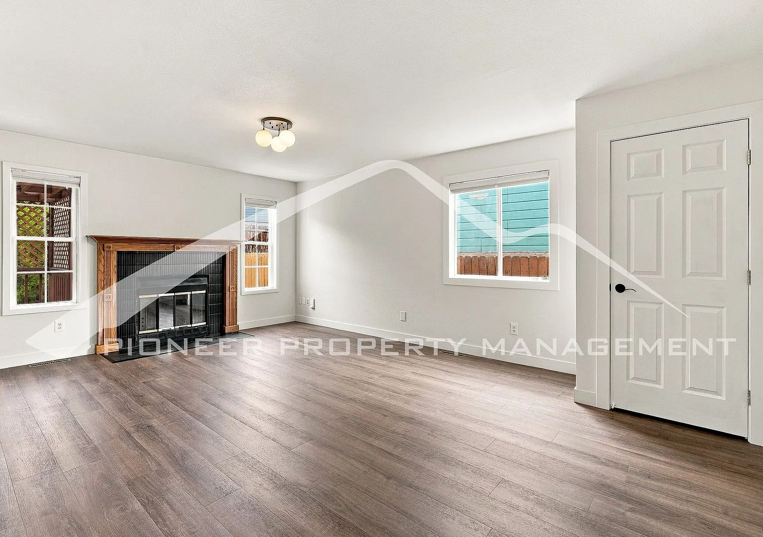 Spacious Home with Central AC and Washer/Dryer — Photo 2