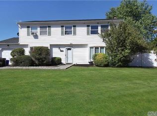 4 Rustic Ave, Medford, NY 11763