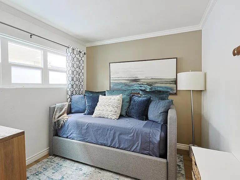 207 C Ave — Photo 3