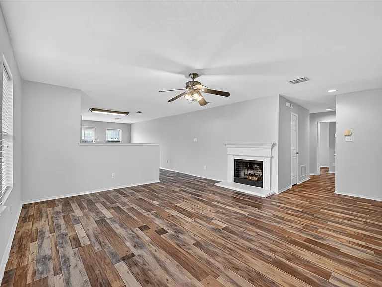 1201 Lambert Dr — Photo 4