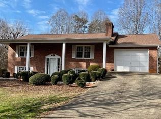 318 W Highland Ave, Elkin, NC 28621