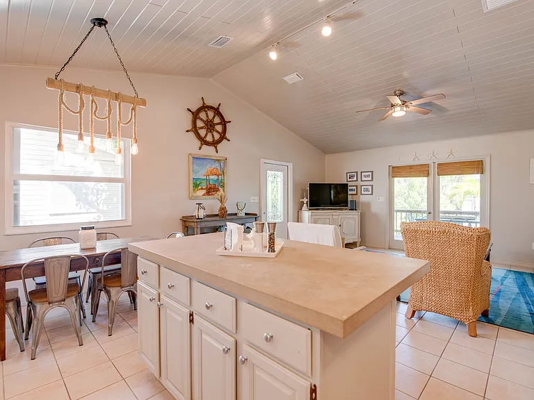 1161 Coates Ln — Photo 6