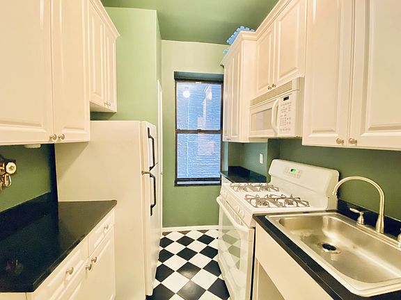 5th image of 224 E 11th St APT 1