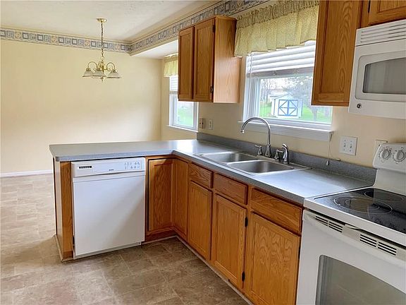 5th image of 60 Chiswick Dr
