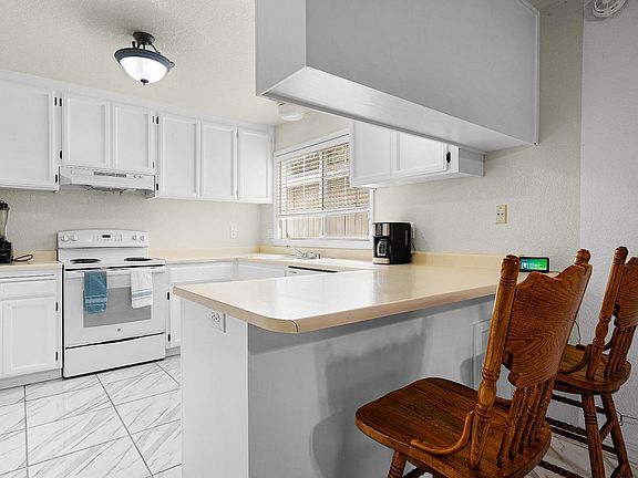 3rd image of 813 Sparrow Court