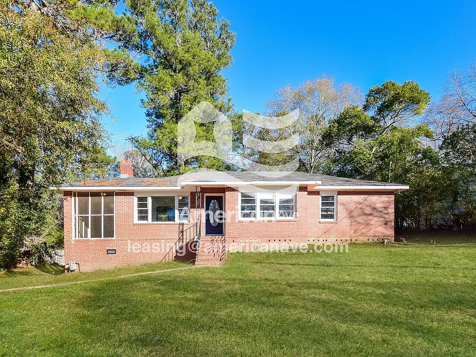 3869 Woodland Dr