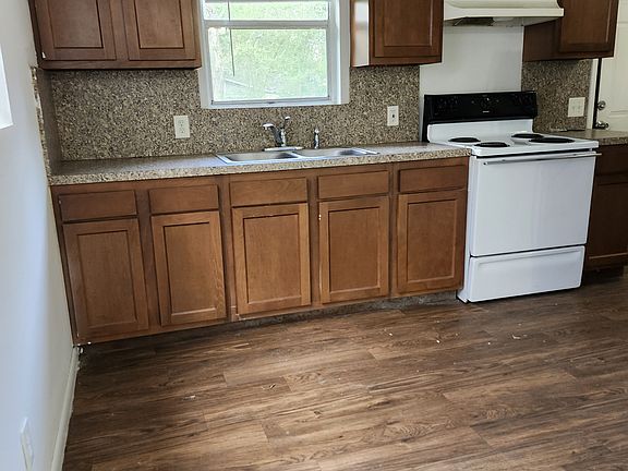 3rd image of 821 Dennison St