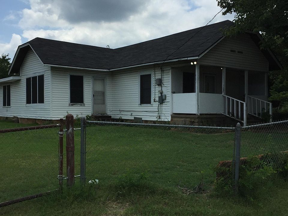 Fenced in front yard.
Nice, covered spacious porch.
Plenty of play space for kids.