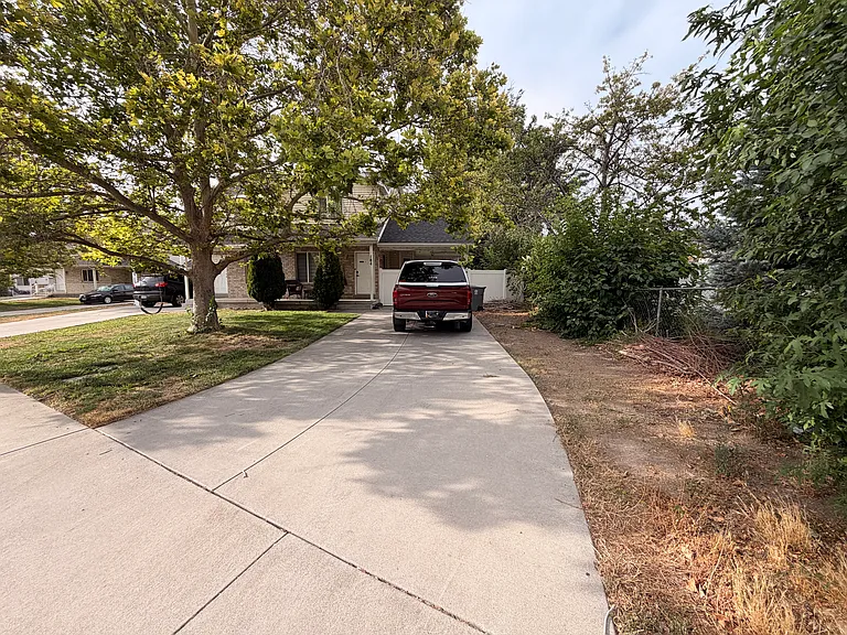 184 W Pacific Dr — Photo 2
