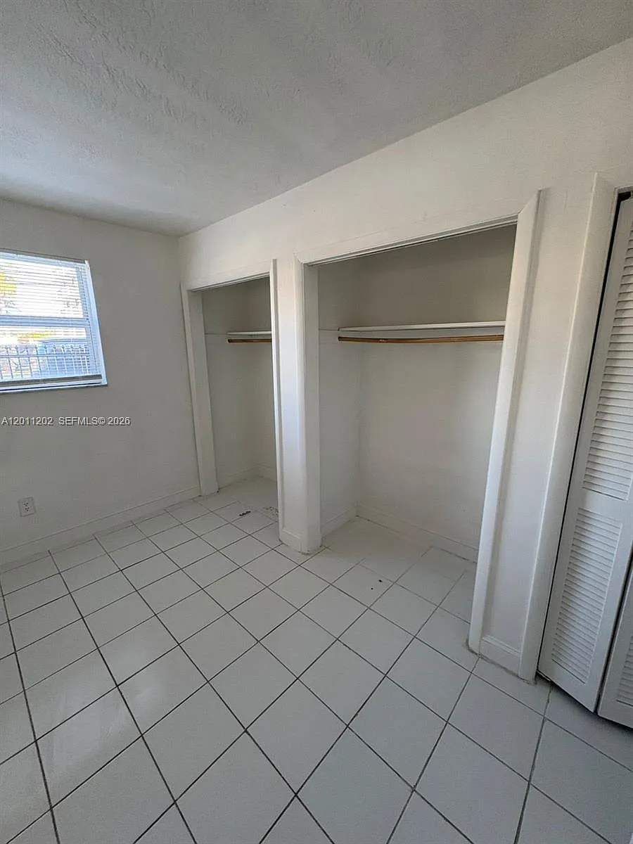 Building Photo - 1590 NE 125th Ter #1