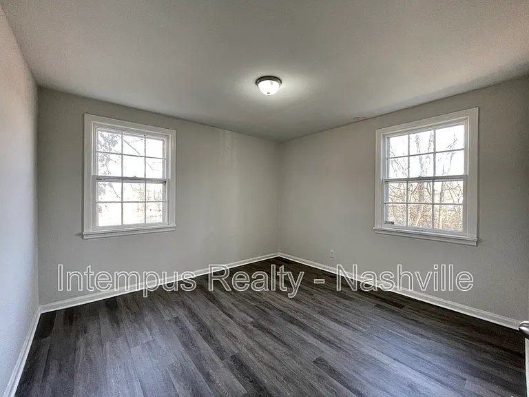 109 W Trinity Ln — Photo 12