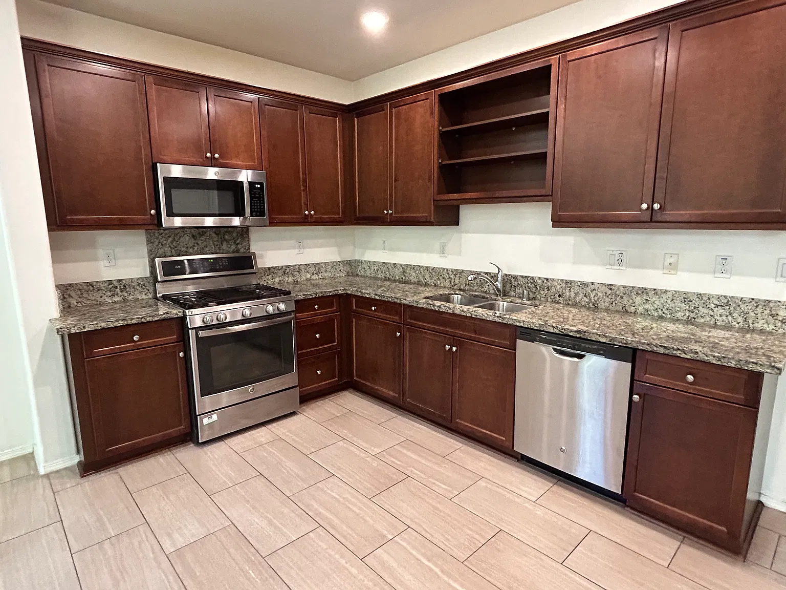 4 bed, 1430 sqft, $3,495 — Photo 4