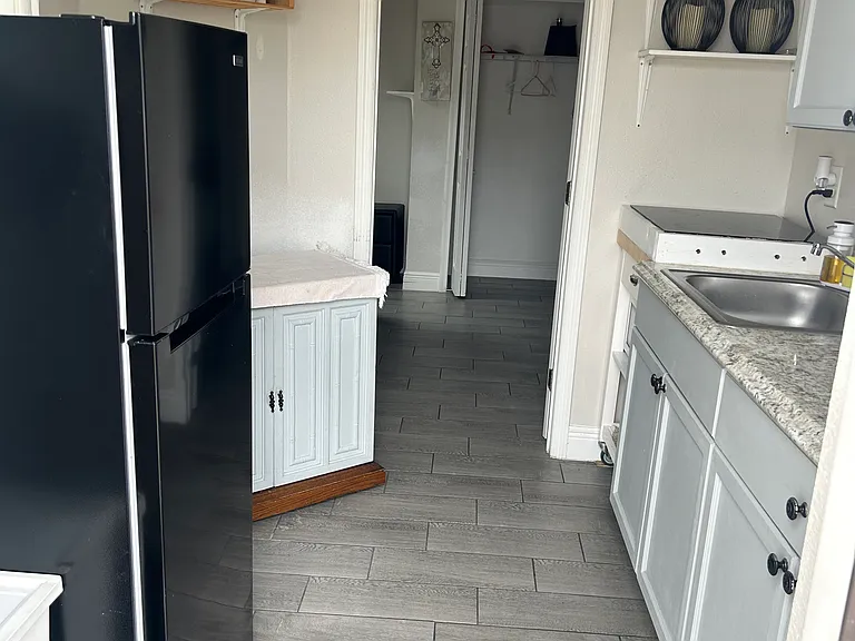 656 Royal Palm Dr — Photo 1