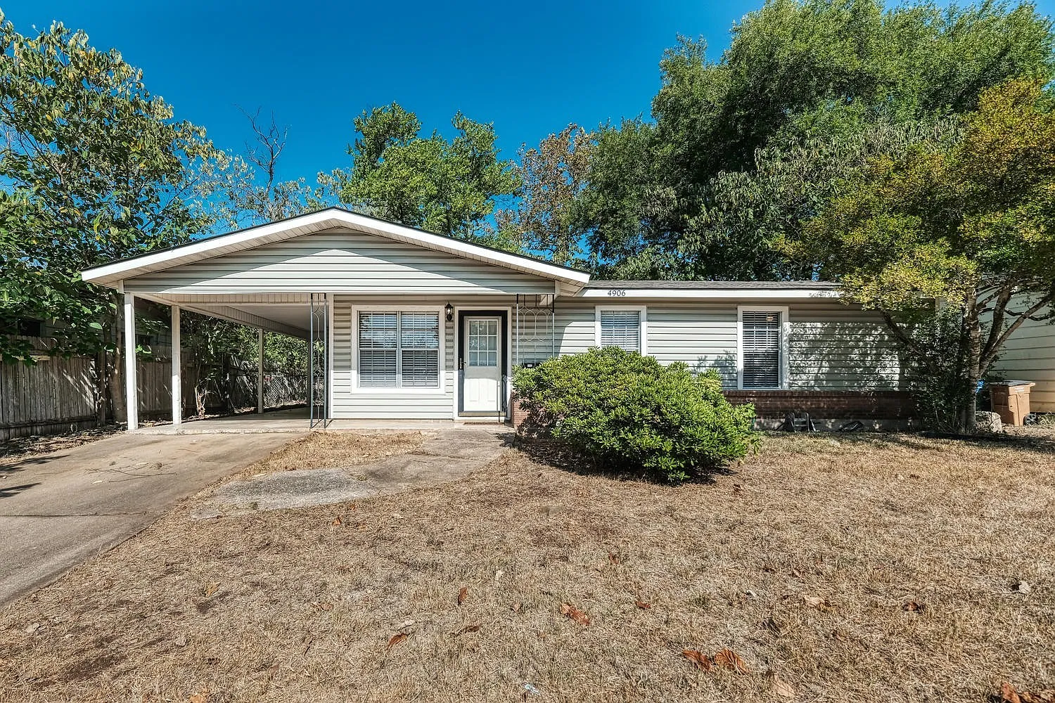 Cute 3/1 with carport! — Photo 1