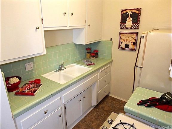 Kitchen with new refrigerator and Stove