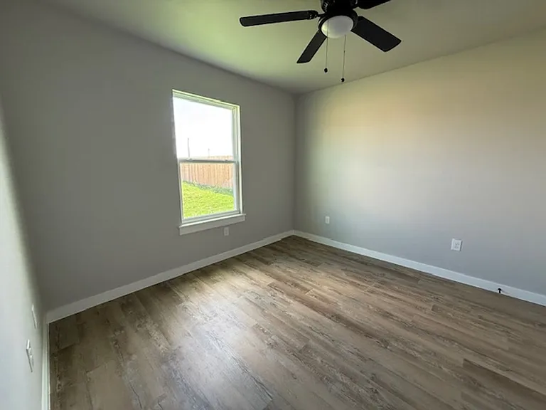 946 Minda St — Photo 10