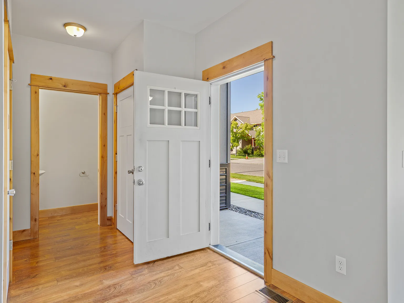 3 bed, 2.5 bath, 1980 sqft, $3,300 — Photo 4
