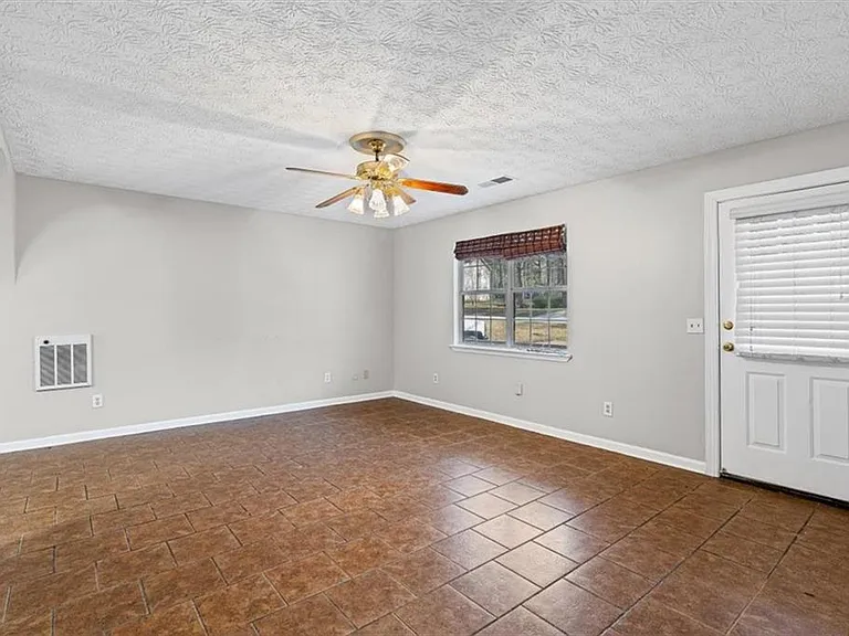 120 Woodcrest Dr — Photo 4