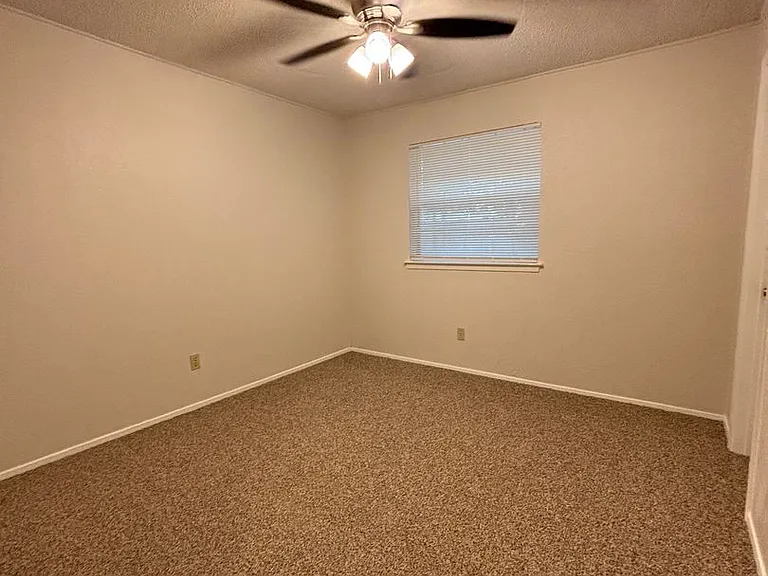 912 Vaughn Dr — Photo 9