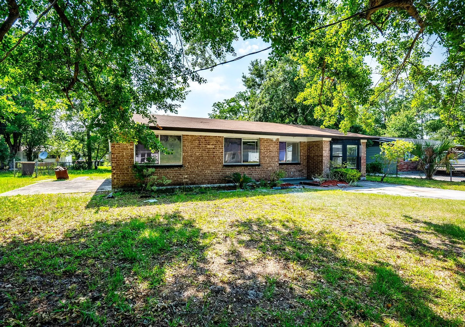 Timuquana 3BR/2BA Solid Brick Home w/ Flex Space & Private Yard — Photo 3