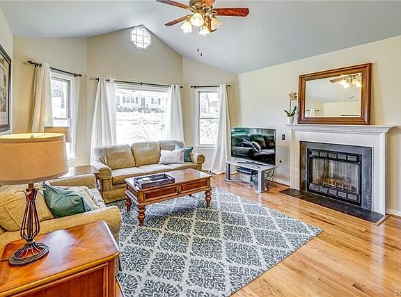 3rd image of 1207 Elmhurst Dr